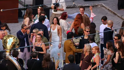 Dua Lipa celebrando su boda con Callum Turner en Sicilia Dua Lipa celebrando su boda con Callum Turner en Sicilia
