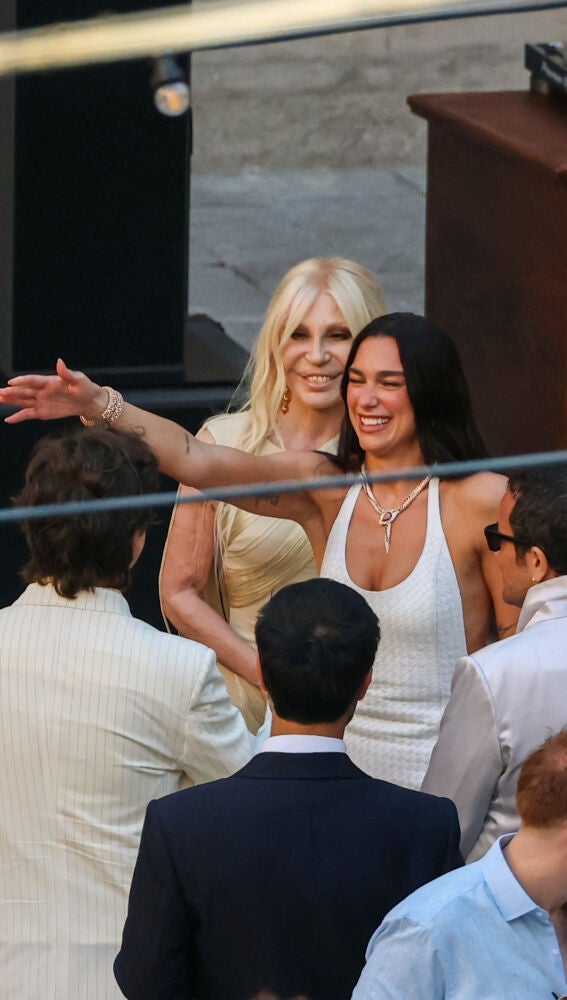 Dua Lipa y Donatella Versace en la celebración de la boda de la cantante en Sicilia