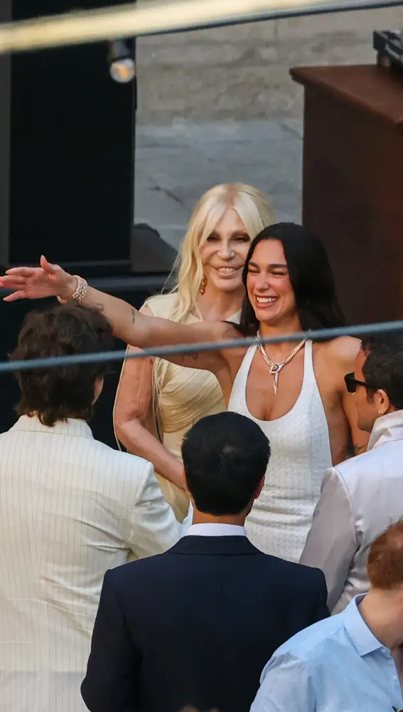 Dua Lipa y Donatella Versace en la celebración de la boda de la cantante en Sicilia Dua Lipa y Donatella Versace en la celebración de la boda de la cantante en Sicilia