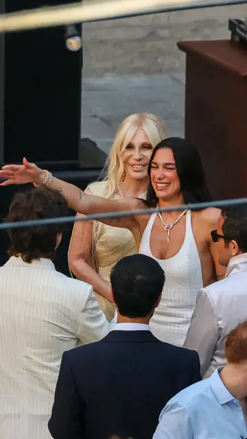 Dua Lipa y Donatella Versace en la celebración de la boda de la cantante en Sicilia Dua Lipa y Donatella Versace en la celebración de la boda de la cantante en Sicilia