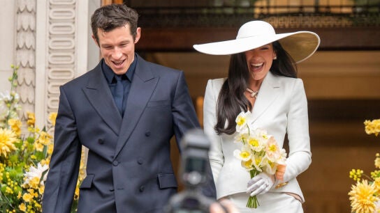Callum Turner y Dua Lipa tras casarse en Londres