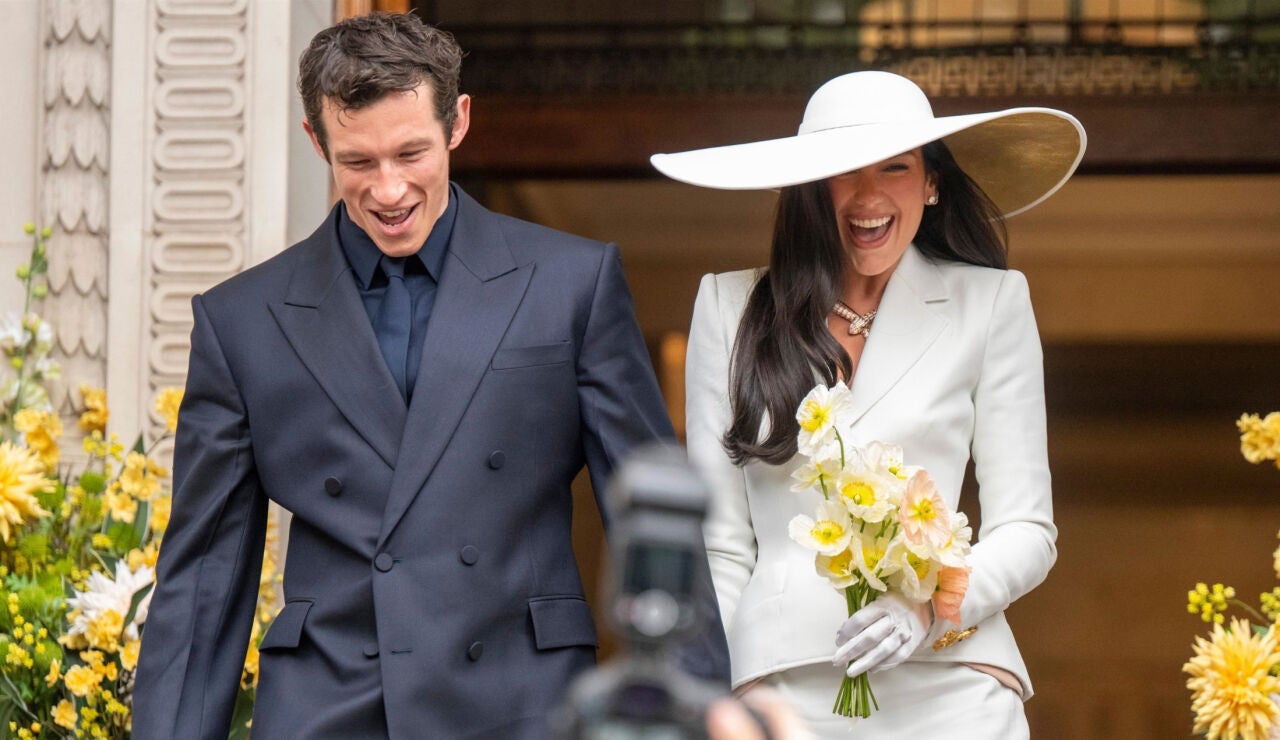 Callum Turner y Dua Lipa tras casarse en Londres