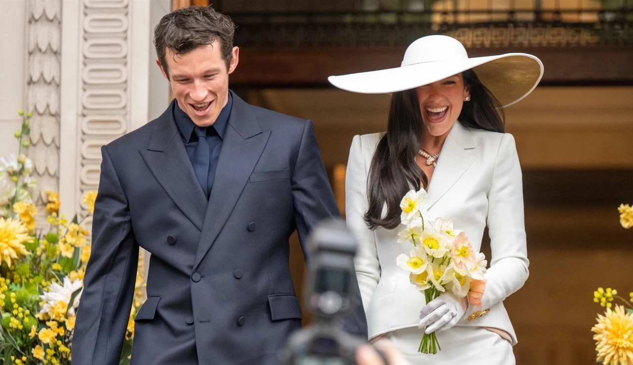 Callum Turner y Dua Lipa tras casarse en Londres
