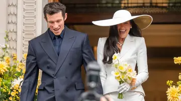 Callum Turner y Dua Lipa tras casarse en Londres Callum Turner y Dua Lipa tras casarse en Londres