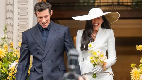 Callum Turner y Dua Lipa tras casarse en Londres Callum Turner y Dua Lipa tras casarse en Londres