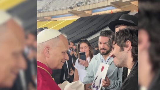 El Papa Le&oacute;n XIV bendice a Silo&eacute; y recibe el &uacute;ltimo disco del grupo