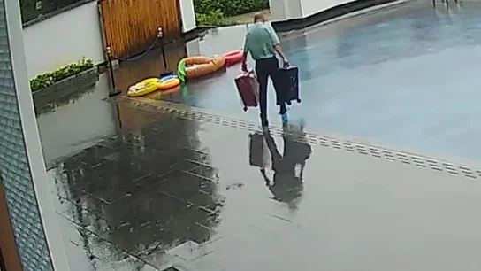 El botones de un hotel cae directamente a la piscina al calcular mal la superficie El botones de un hotel cae directamente a la piscina al calcular mal la superficie