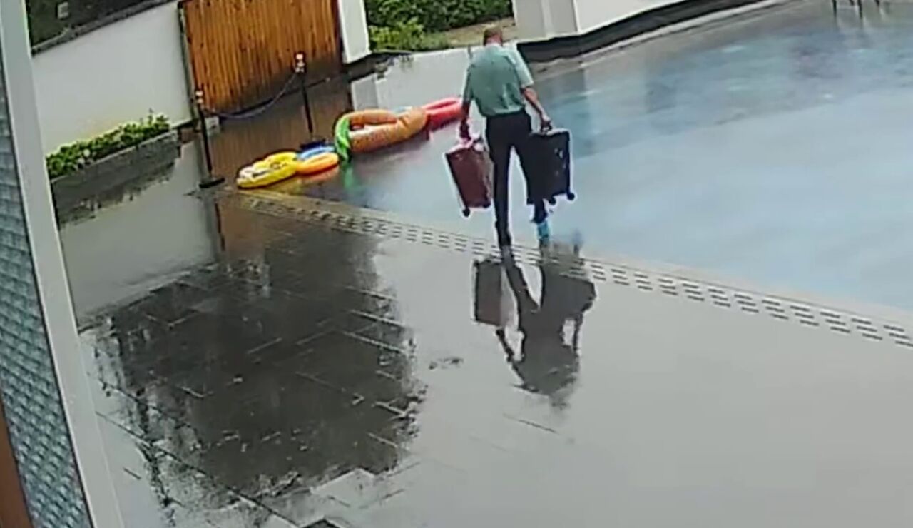 El botones de un hotel cae directamente a la piscina al calcular mal la superficie