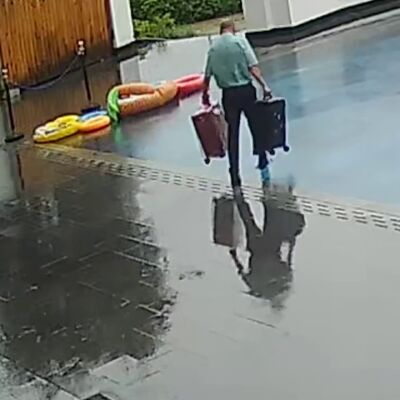 El botones de un hotel cae directamente a la piscina al calcular mal la superficie