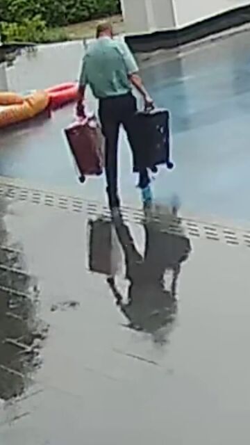 El botones de un hotel cae directamente a la piscina al calcular mal la superficie