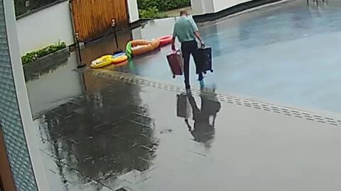 El botones de un hotel cae directamente a la piscina al calcular mal la superficie