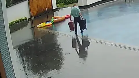 El botones de un hotel cae directamente a la piscina al calcular mal la superficie El botones de un hotel cae directamente a la piscina al calcular mal la superficie