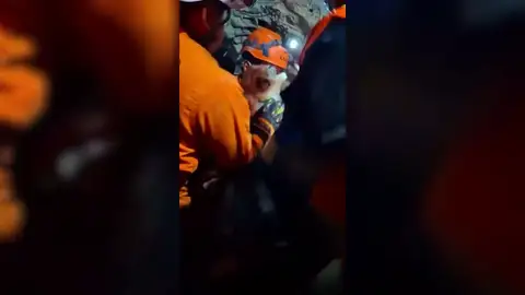 Rescatistas sacan vivo a un perro de los escombros del terremoto en Venezuela Rescatistas sacan vivo a un perro de los escombros del terremoto en Venezuela