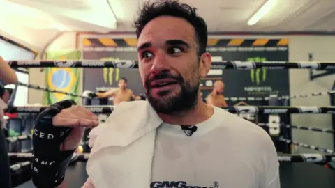 IlloJuan en uno de sus entrenamientos para La Velada IlloJuan en uno de sus entrenamientos para La Velada