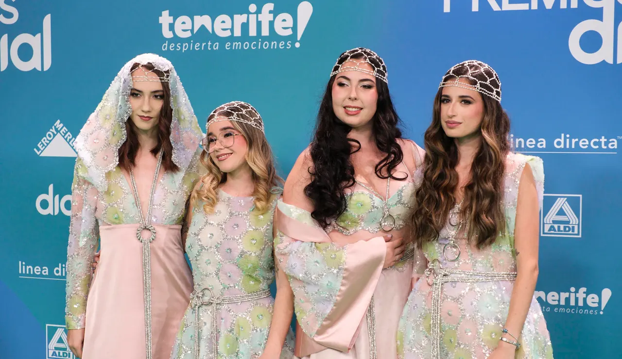 Las cuatro cantantes de la popular banda canaria ‘Nueva Línea’ en una imagen de archivo en los Premios Dial