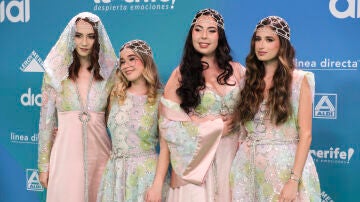Las cuatro cantantes de la popular banda canaria &lsquo;Nueva L&iacute;nea&rsquo; en una imagen de archivo en los Premios Dial