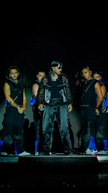 Rauw Alejandro con Mykee Moves a su derecha Rauw Alejandro con Mykee Moves a su derecha