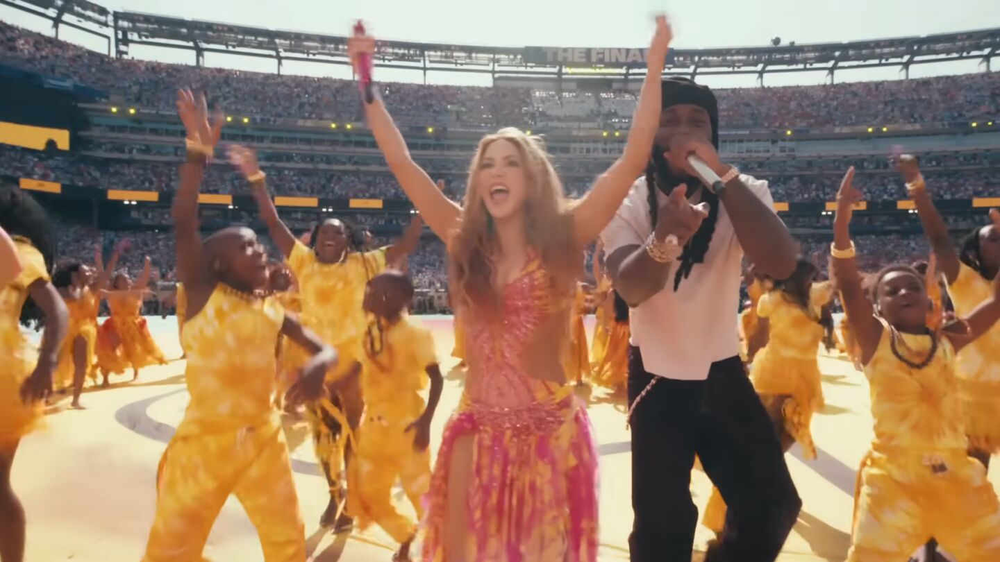 Shakira y Burna Boy en el descanso de la final del Mundial 2026 captura del canal de YouTube de FIFA
