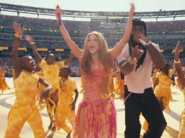 Shakira y Burna Boy en el descanso de la final del Mundial 2026 captura del canal de YouTube de FIFA