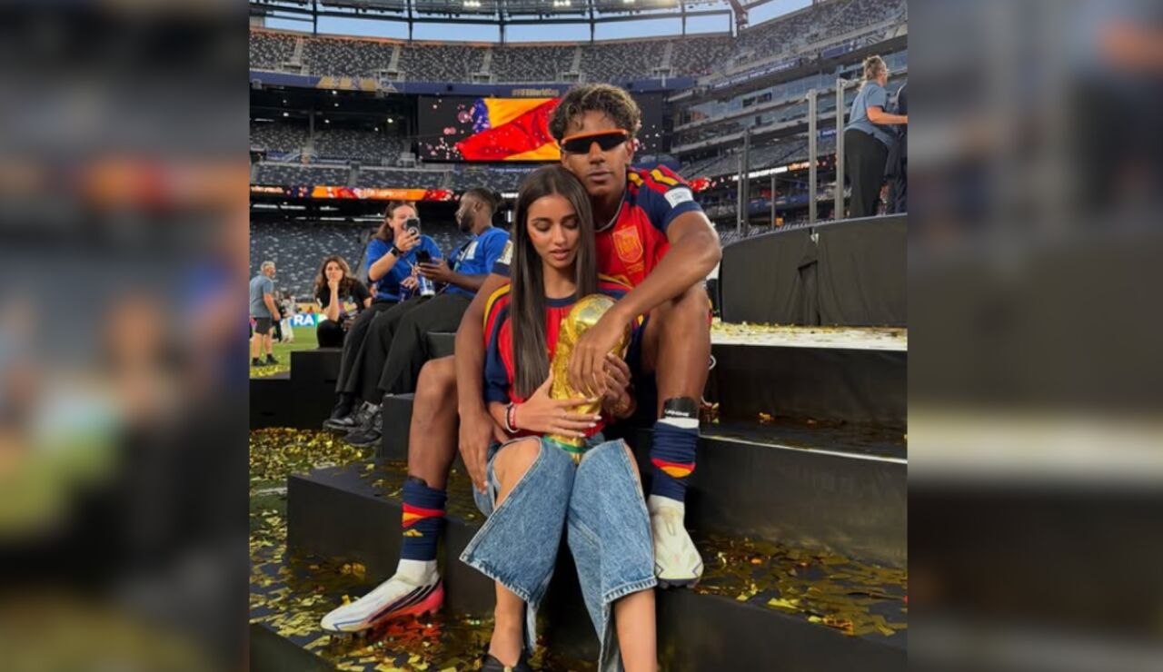 Captura del Instagram de Lamine Yamal con In&eacute;s Garc&iacute;a posando con la Copa del Mundo