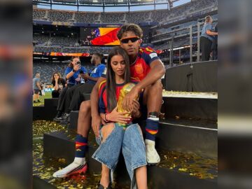 Captura del Instagram de Lamine Yamal con In&eacute;s Garc&iacute;a posando con la Copa del Mundo