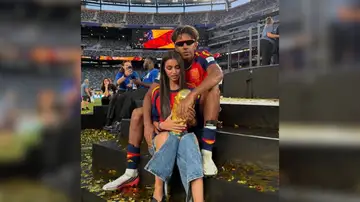 Captura del Instagram de Lamine Yamal con Inés García posando con la Copa del Mundo Captura del Instagram de Lamine Yamal con Inés García posando con la Copa del Mundo
