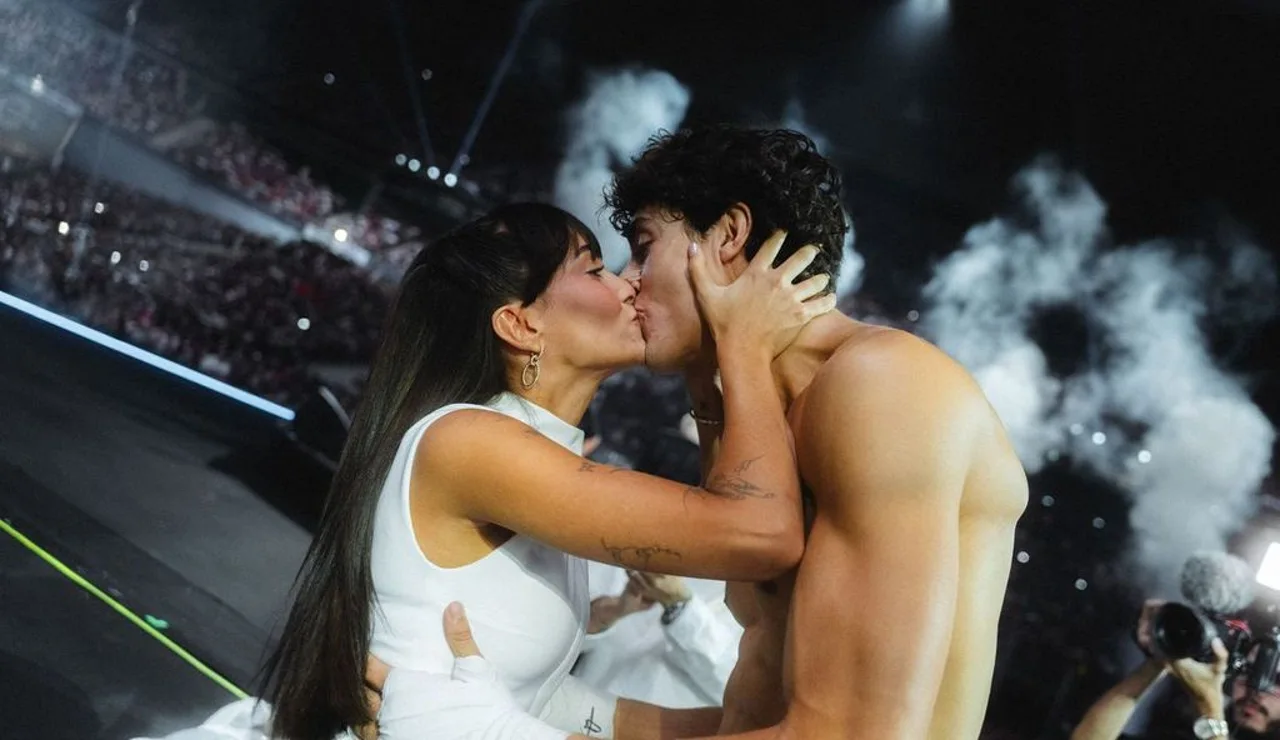 Beso de Aitana y Plex en La Velada del Año VI