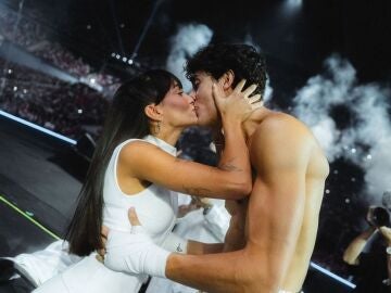 Beso de Aitana y Plex en La Velada del A&ntilde;o VI