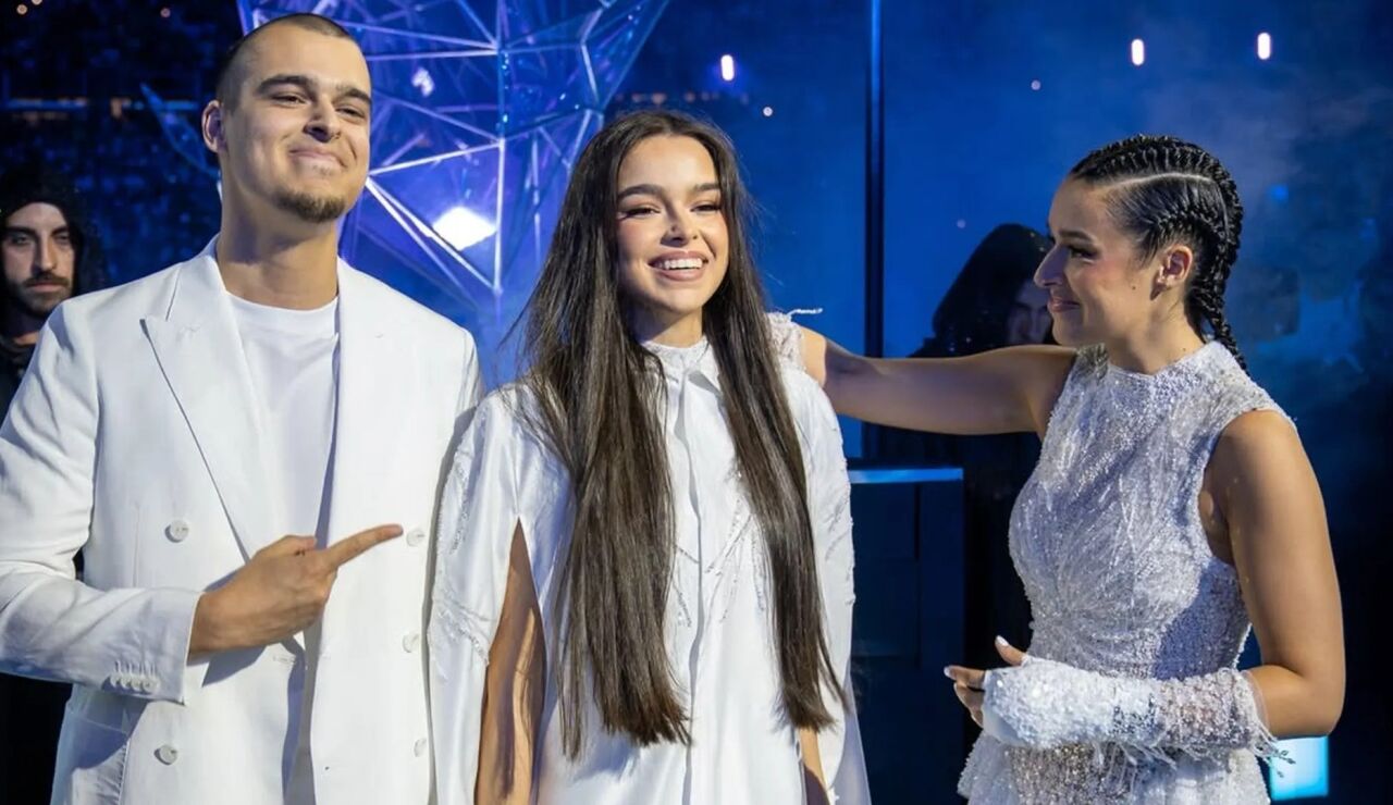 Laura D&iacute;az junto a Marta y Alpha Sniper