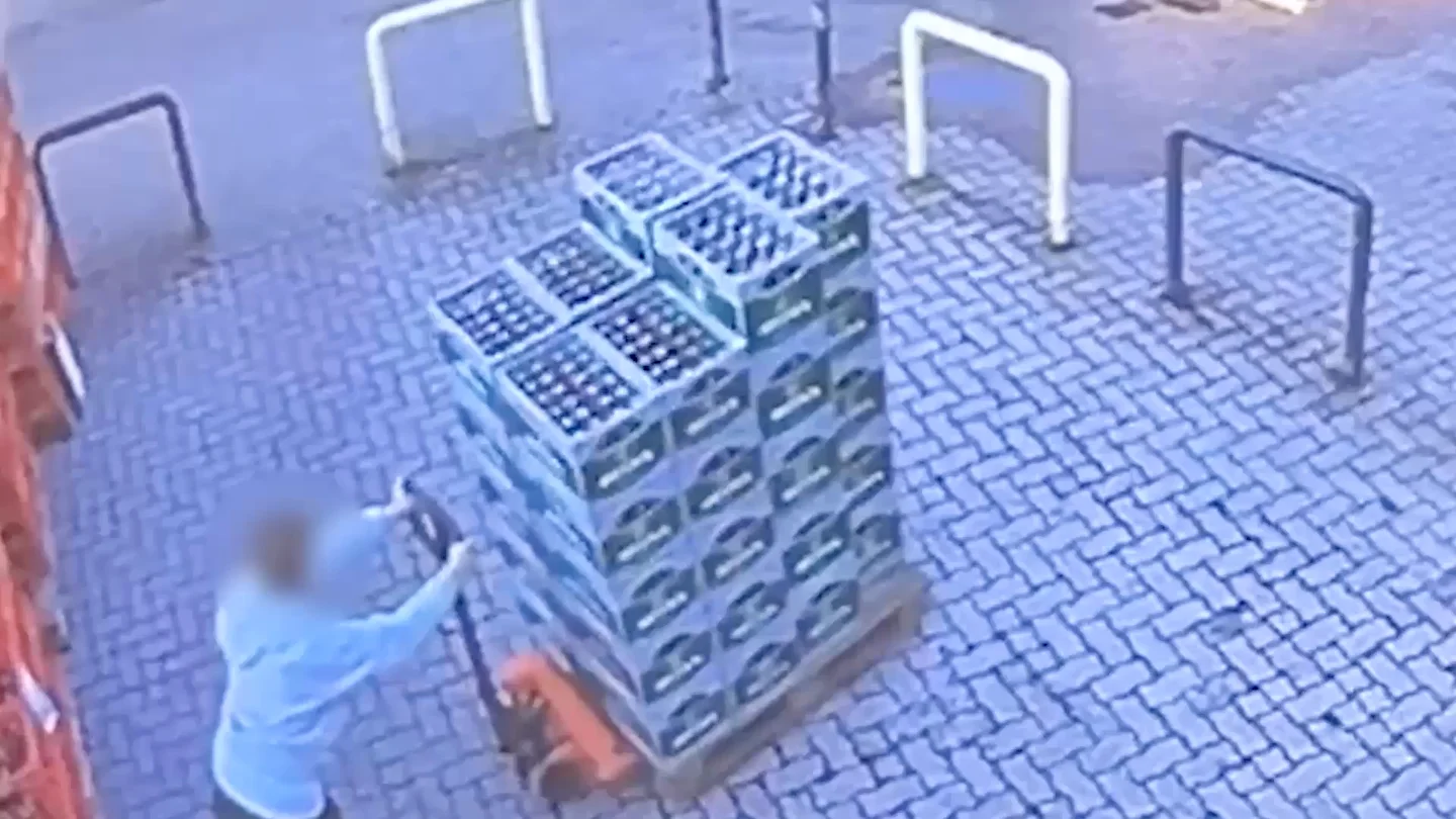 El momento desafortunado en que un trabajador derriba una pila de 40 cajas de cerveza en su primer día de trabajo El momento desafortunado en que un trabajador derriba una pila de 40 cajas de cerveza en su primer día de trabajo
