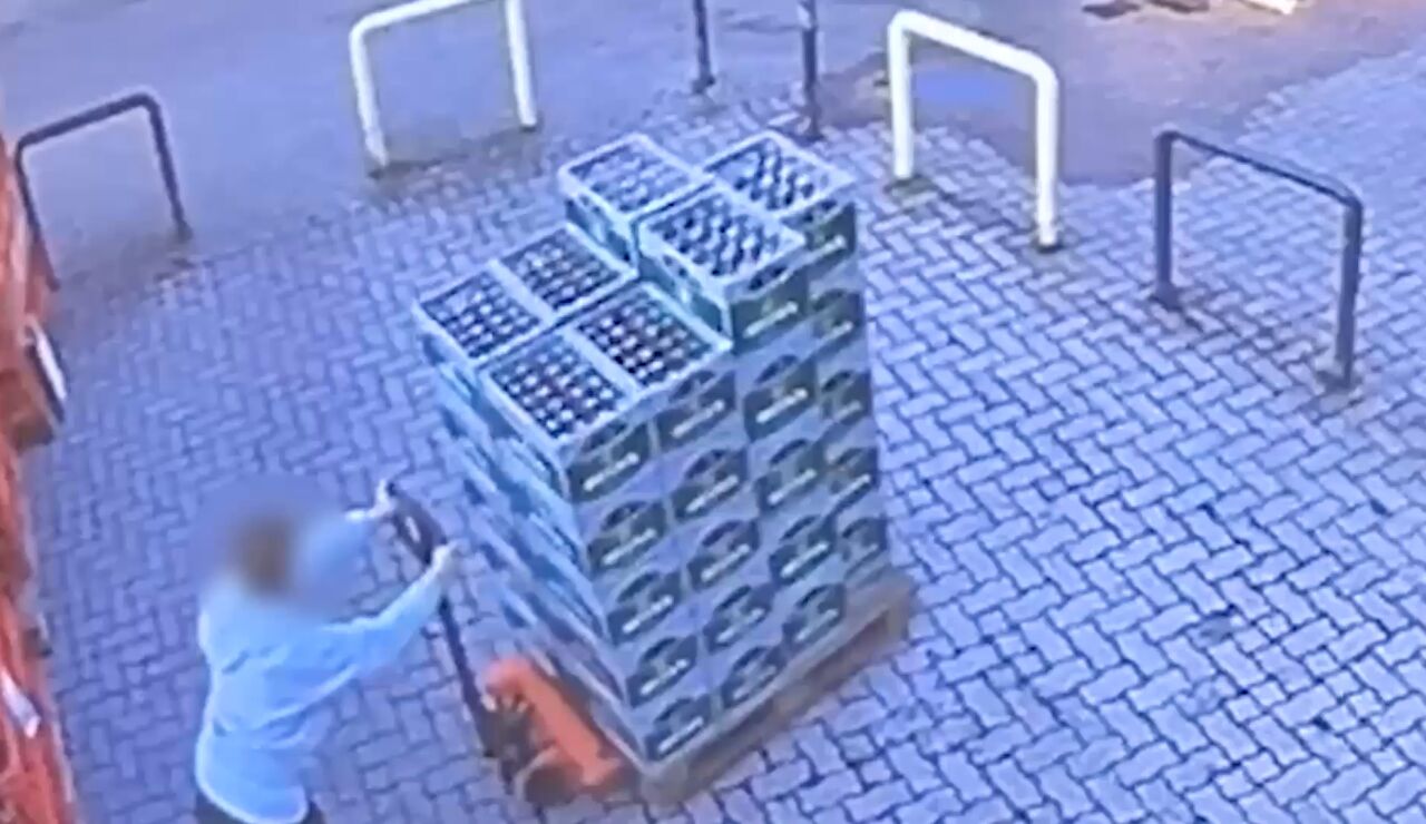 El momento desafortunado en que un trabajador derriba una pila de 40 cajas de cerveza en su primer d&iacute;a de trabajo
