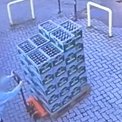 El momento desafortunado en que un trabajador derriba una pila de 40 cajas de cerveza en su primer d&iacute;a de trabajo