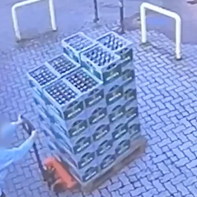 El momento desafortunado en que un trabajador derriba una pila de 40 cajas de cerveza en su primer día de trabajo