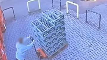 El momento desafortunado en que un trabajador derriba una pila de 40 cajas de cerveza en su primer día de trabajo El momento desafortunado en que un trabajador derriba una pila de 40 cajas de cerveza en su primer día de trabajo