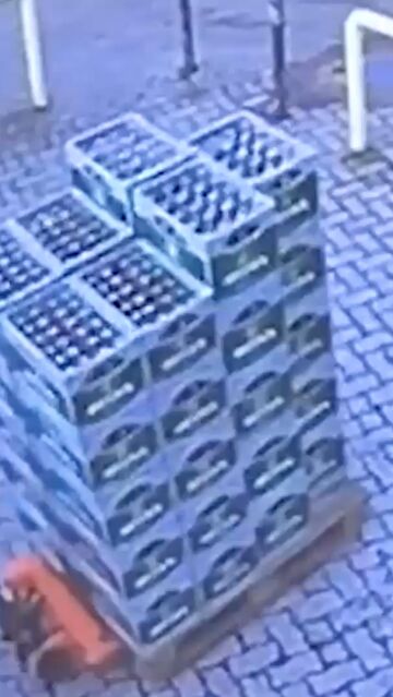 El momento desafortunado en que un trabajador derriba una pila de 40 cajas de cerveza en su primer d&iacute;a de trabajo