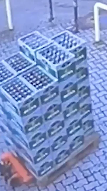 El momento desafortunado en que un trabajador derriba una pila de 40 cajas de cerveza en su primer día de trabajo