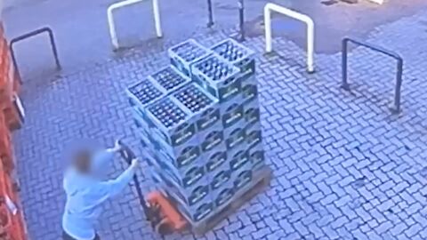 El momento desafortunado en que un trabajador derriba una pila de 40 cajas de cerveza en su primer d&iacute;a de trabajo