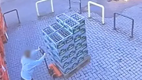 El momento desafortunado en que un trabajador derriba una pila de 40 cajas de cerveza en su primer día de trabajo El momento desafortunado en que un trabajador derriba una pila de 40 cajas de cerveza en su primer día de trabajo
