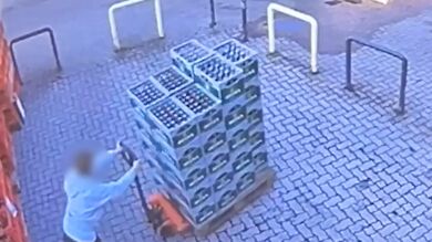 El momento desafortunado en que un trabajador derriba una pila de 40 cajas de cerveza en su primer día de trabajo