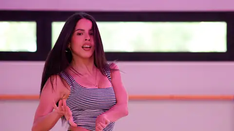 Natalia Palomares es la única bailarina europea que acompaña a Shakira Natalia Palomares es la única bailarina europea que acompaña a Shakira