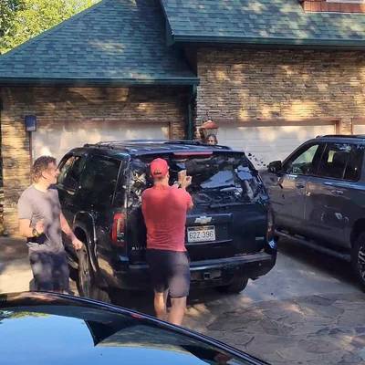 Rompen la ventanilla de su coche para liberar a un oso atrapado en el interior