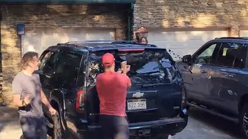 Rompen la ventanilla de su coche para liberar a un oso atrapado en el interior Rompen la ventanilla de su coche para liberar a un oso atrapado en el interior