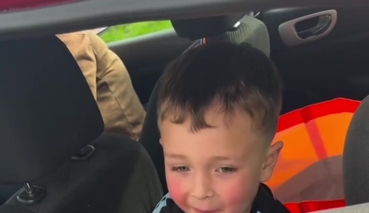 Santi regalando sus balones a sus amigos