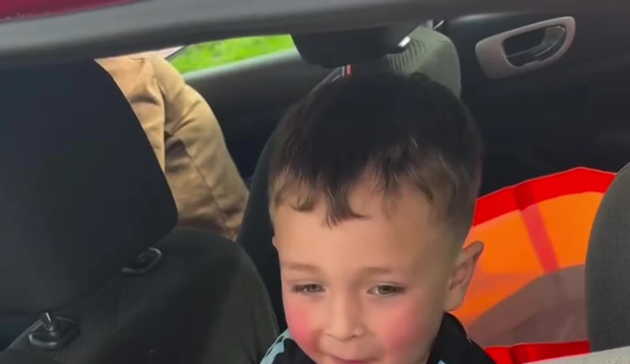 Santi regalando sus balones a sus amigos