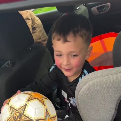 Santi regalando sus balones a sus amigos