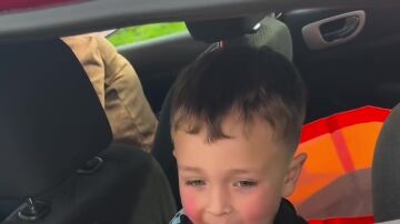Santi regalando sus balones a sus amigos