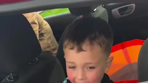 Santi regalando sus balones a sus amigos Santi regalando sus balones a sus amigos