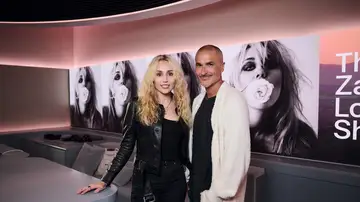 Miley Cyrus y Zane Lowe Miley Cyrus y Zane Lowe