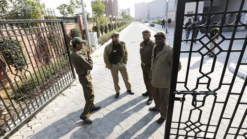 Policías indios hacen guardia en la entrada del juzgado.