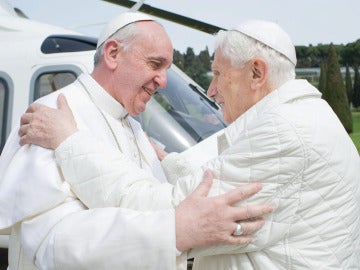 Abrazo entre los dos papas, Francisco y Benedicto XVI